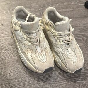 yeezy 700 analog